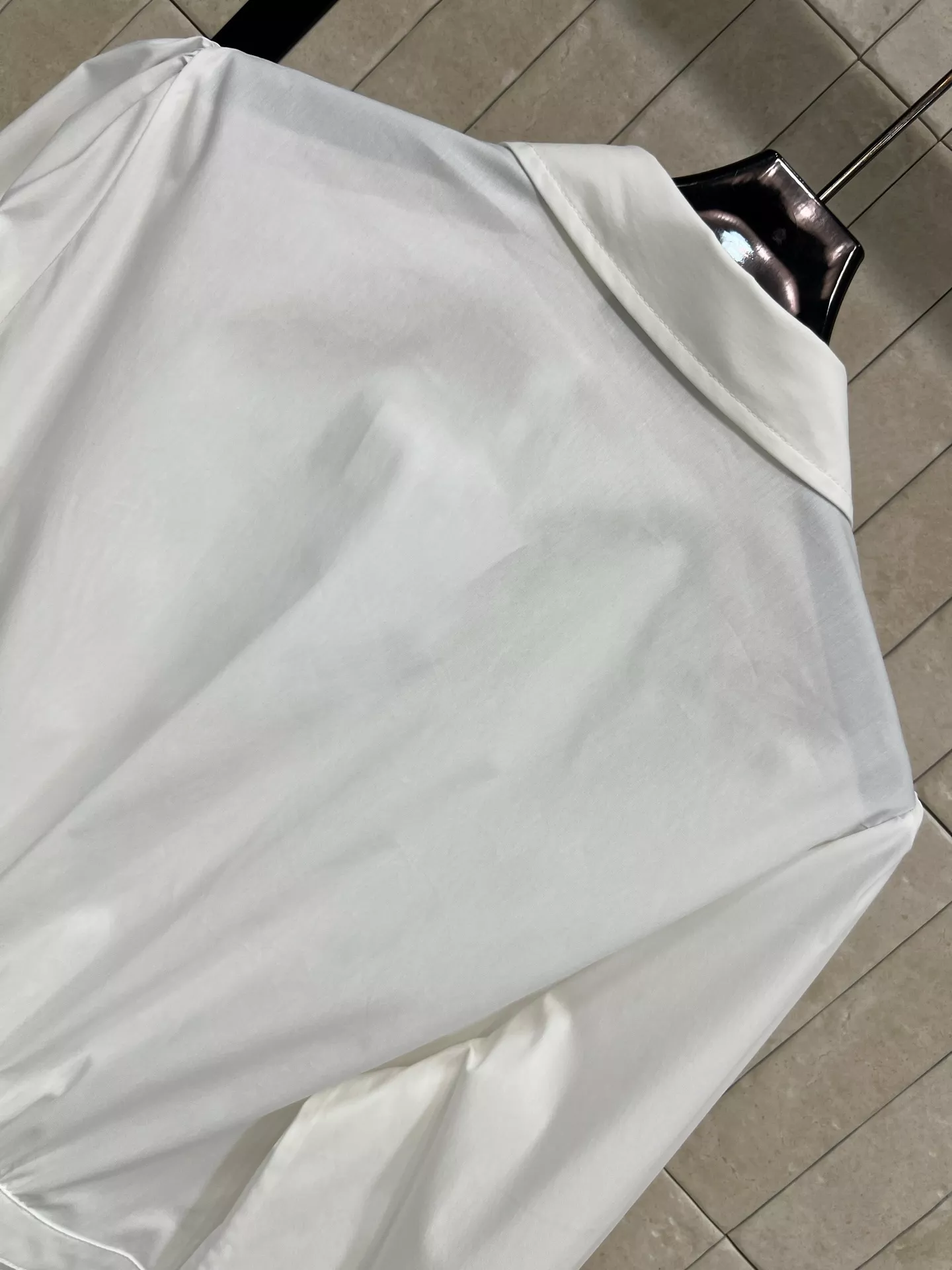 디올 화이트 허리라인 카라 셔츠 상세 이미지 8