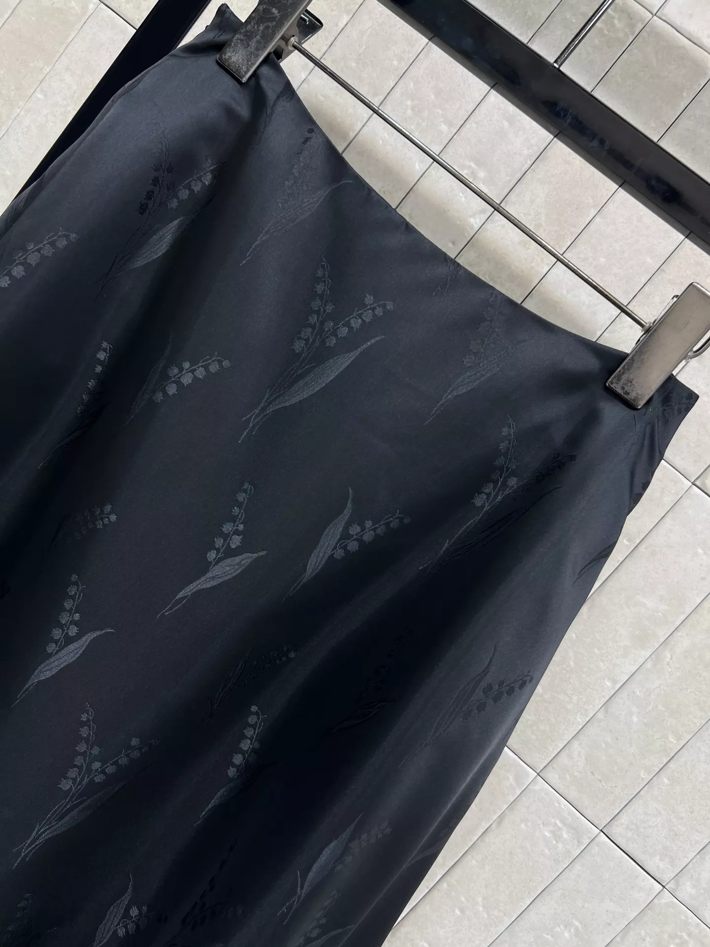 노브랜드 블랙 자카드 플레어 스커트 상세 이미지 2