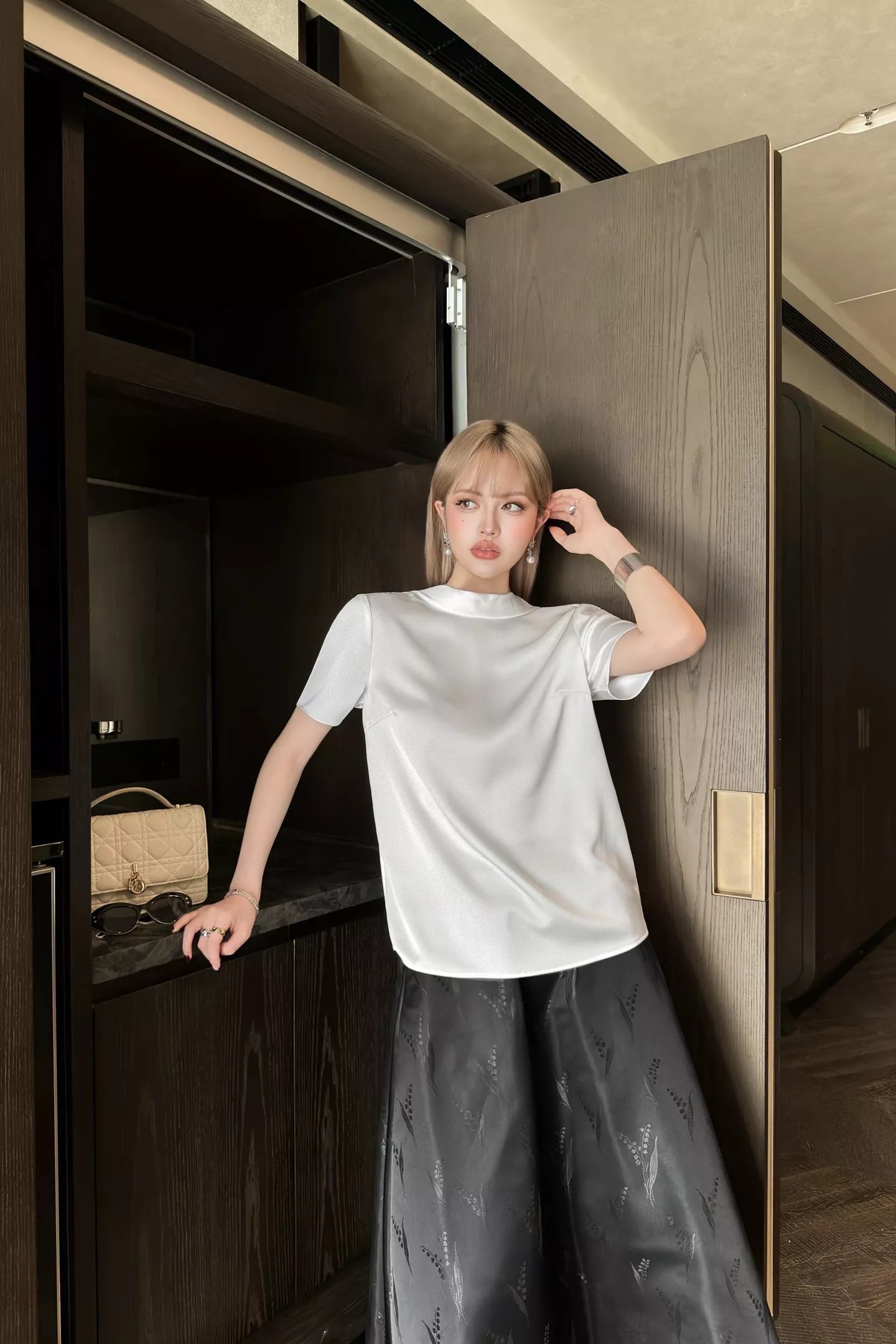 노브랜드 오픈백 스트랩 반소매 셔츠 상세 이미지 49