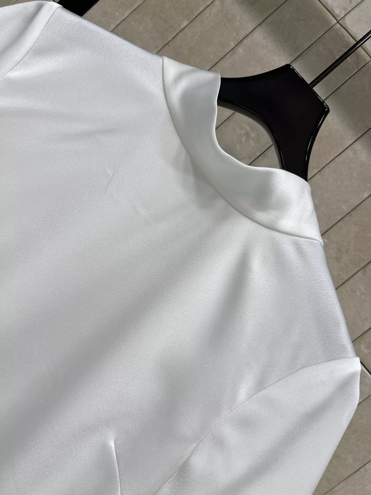 노브랜드 오픈백 스트랩 반소매 셔츠 상세 이미지 2