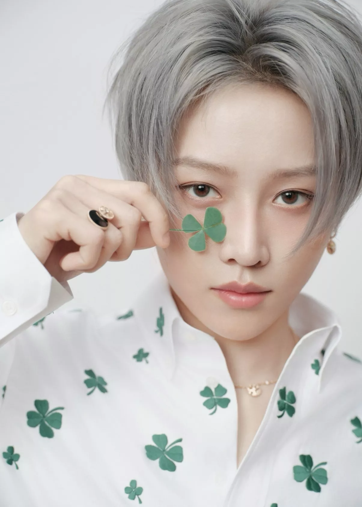 디올 네잎클로버 자수 화이트 셔츠 상세 이미지 25