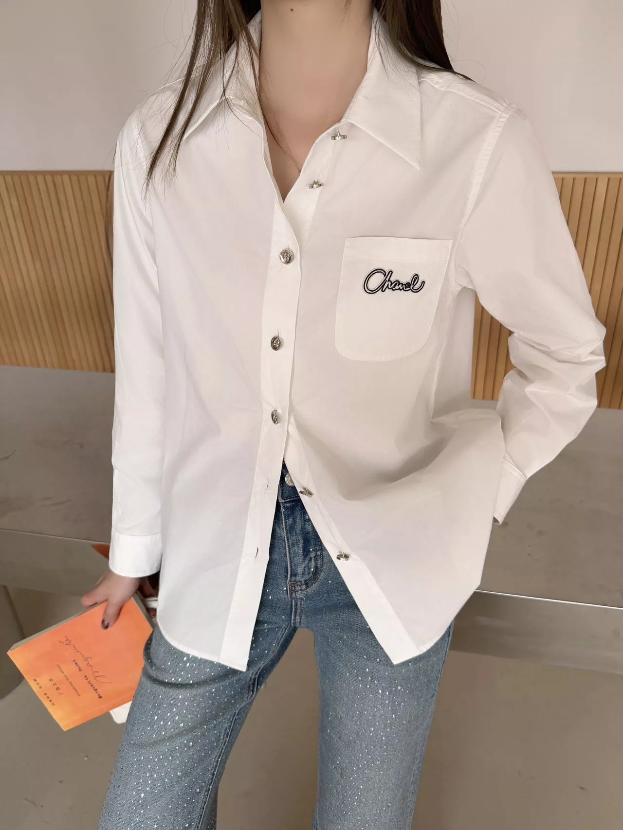 샤넬 화이트 자수 포인트 카라 셔츠 상세 이미지 12