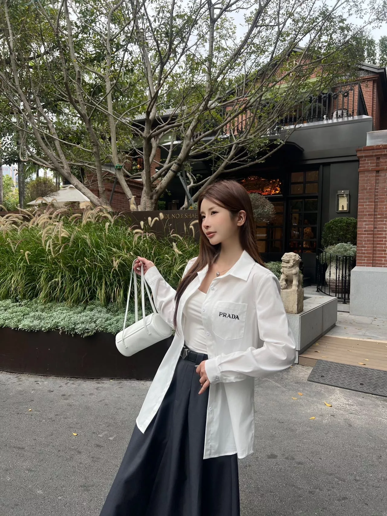 프라다 화이트 자수 로고 코튼 셔츠 상세 이미지 18
