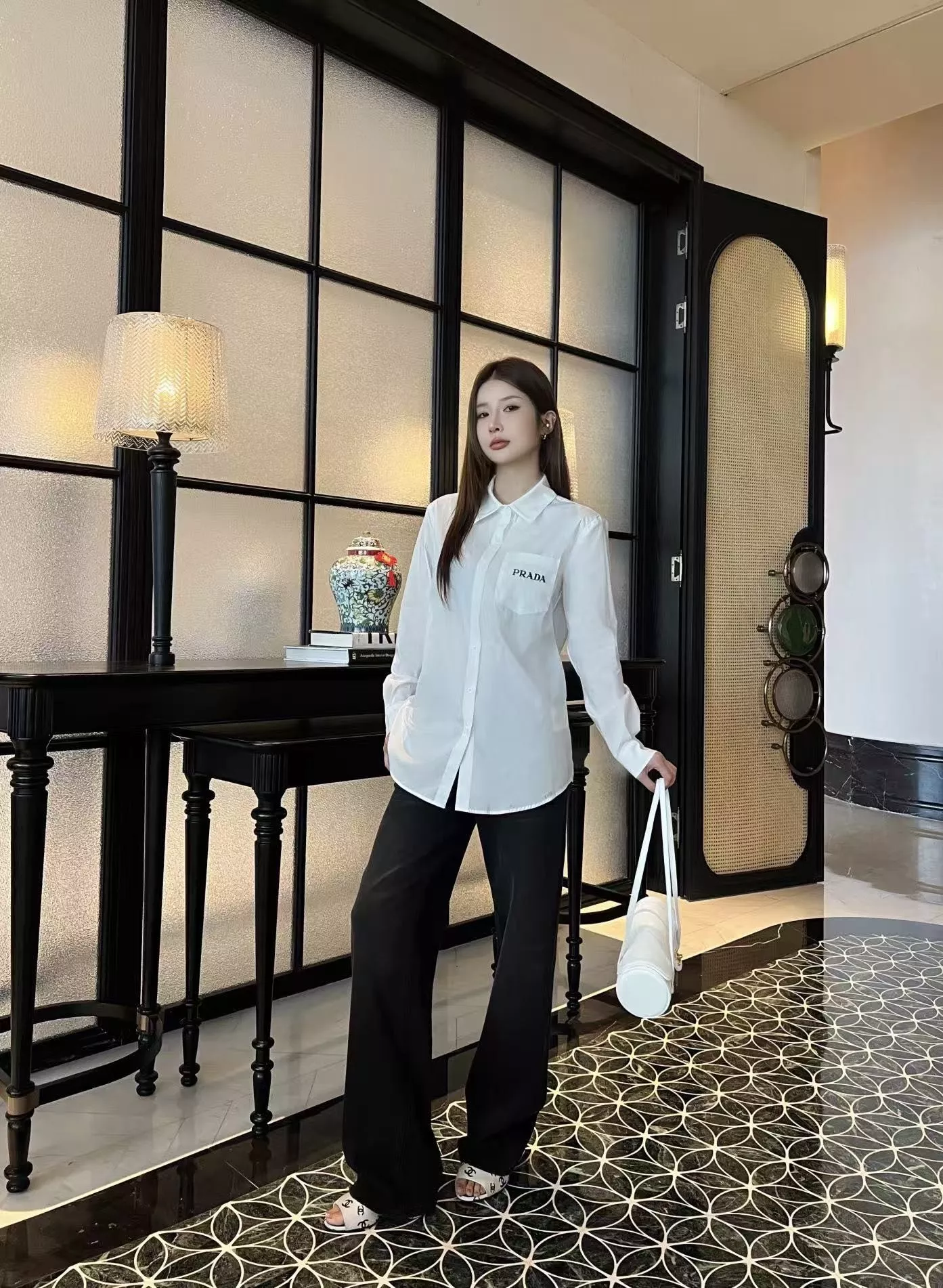 프라다 화이트 자수 로고 코튼 셔츠 상세 이미지 12