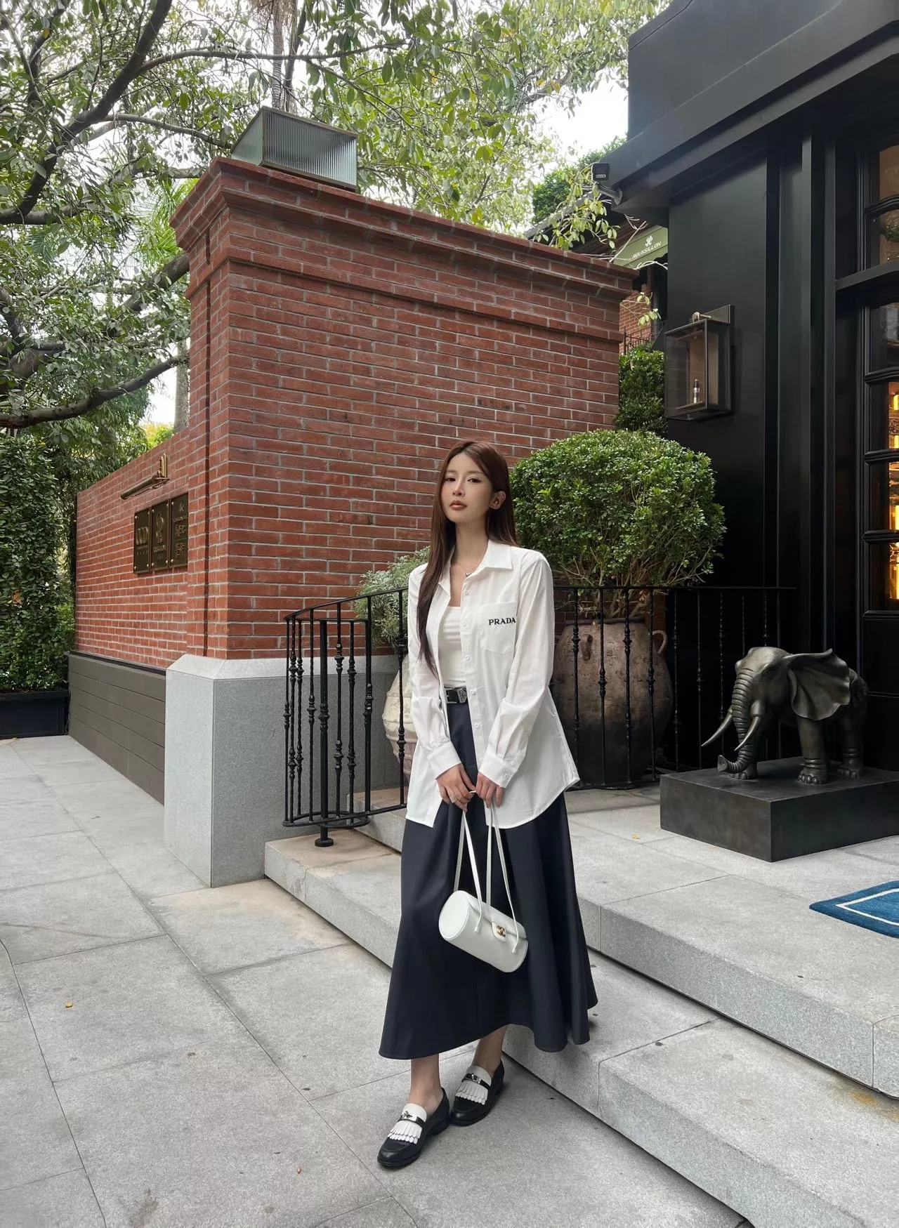 프라다 화이트 자수 로고 코튼 셔츠 상세 이미지 15