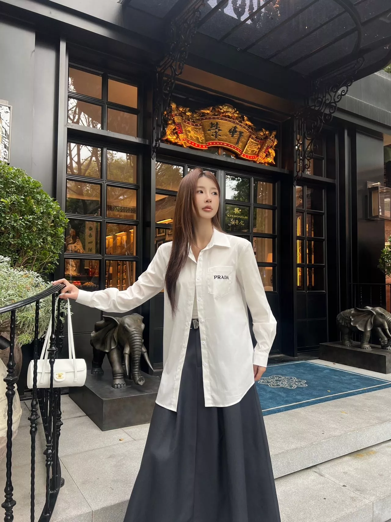 프라다 화이트 자수 로고 코튼 셔츠 상세 이미지 14