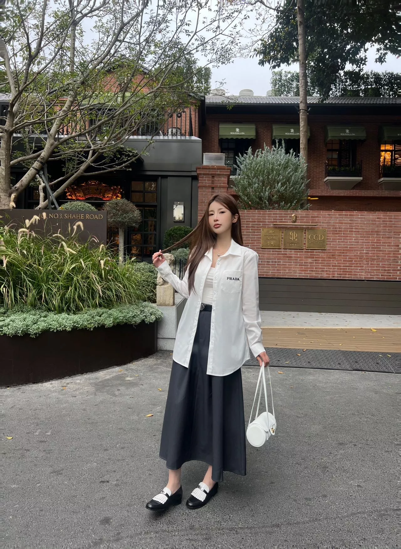 프라다 화이트 자수 로고 코튼 셔츠 상세 이미지 16