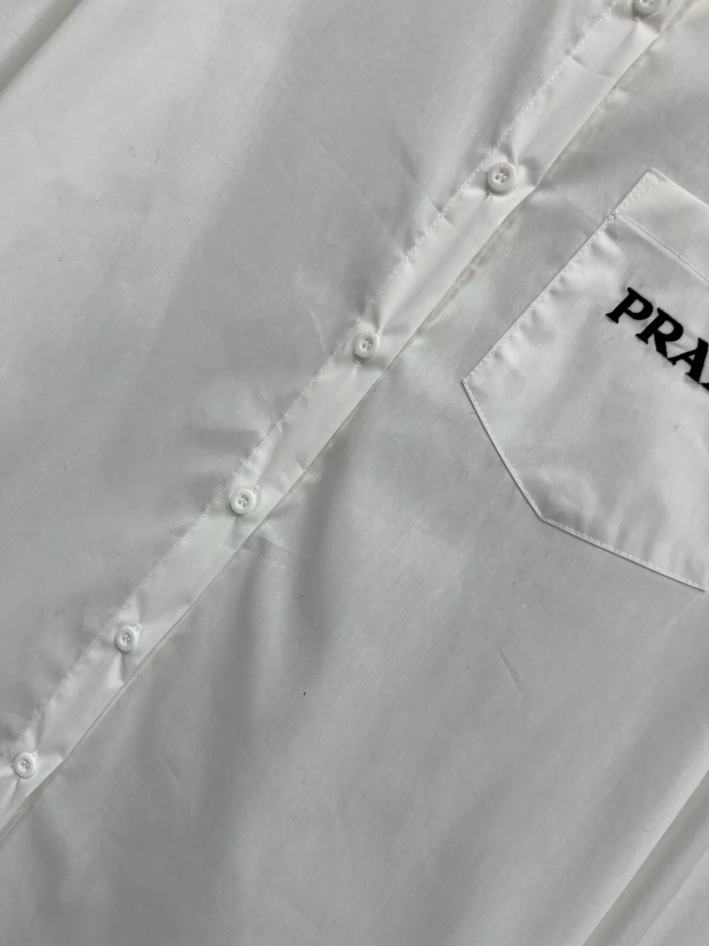 프라다 화이트 자수 로고 코튼 셔츠 상세 이미지 3