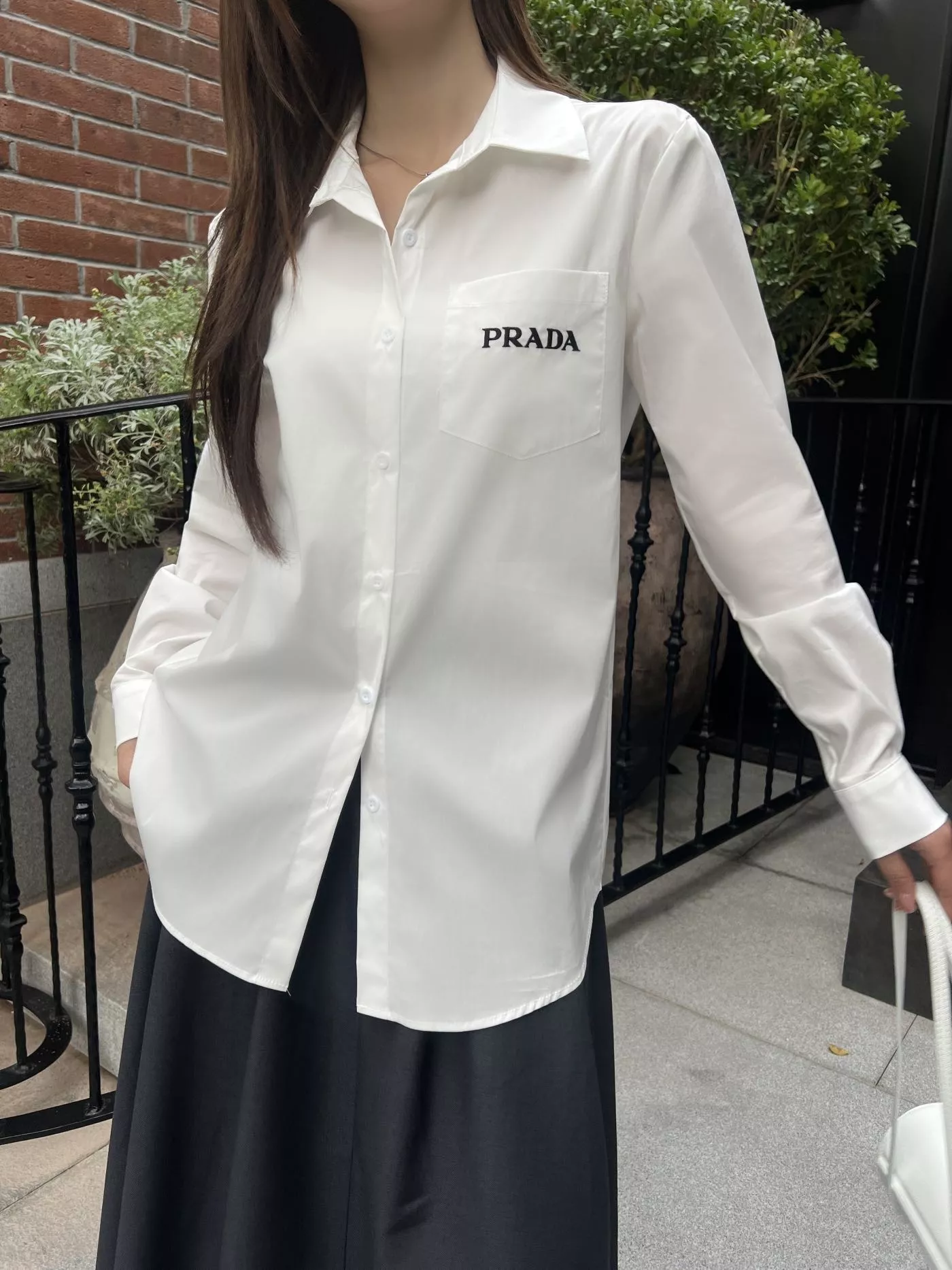 프라다 화이트 자수 로고 코튼 셔츠 상세 이미지 17