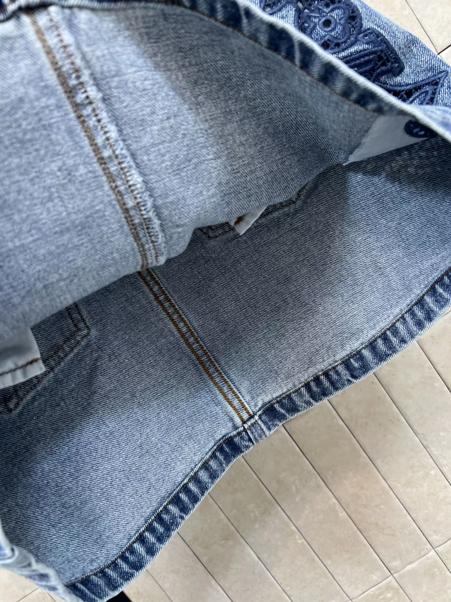루이비통 워시드 자수 데님 스커트 상세 이미지 5