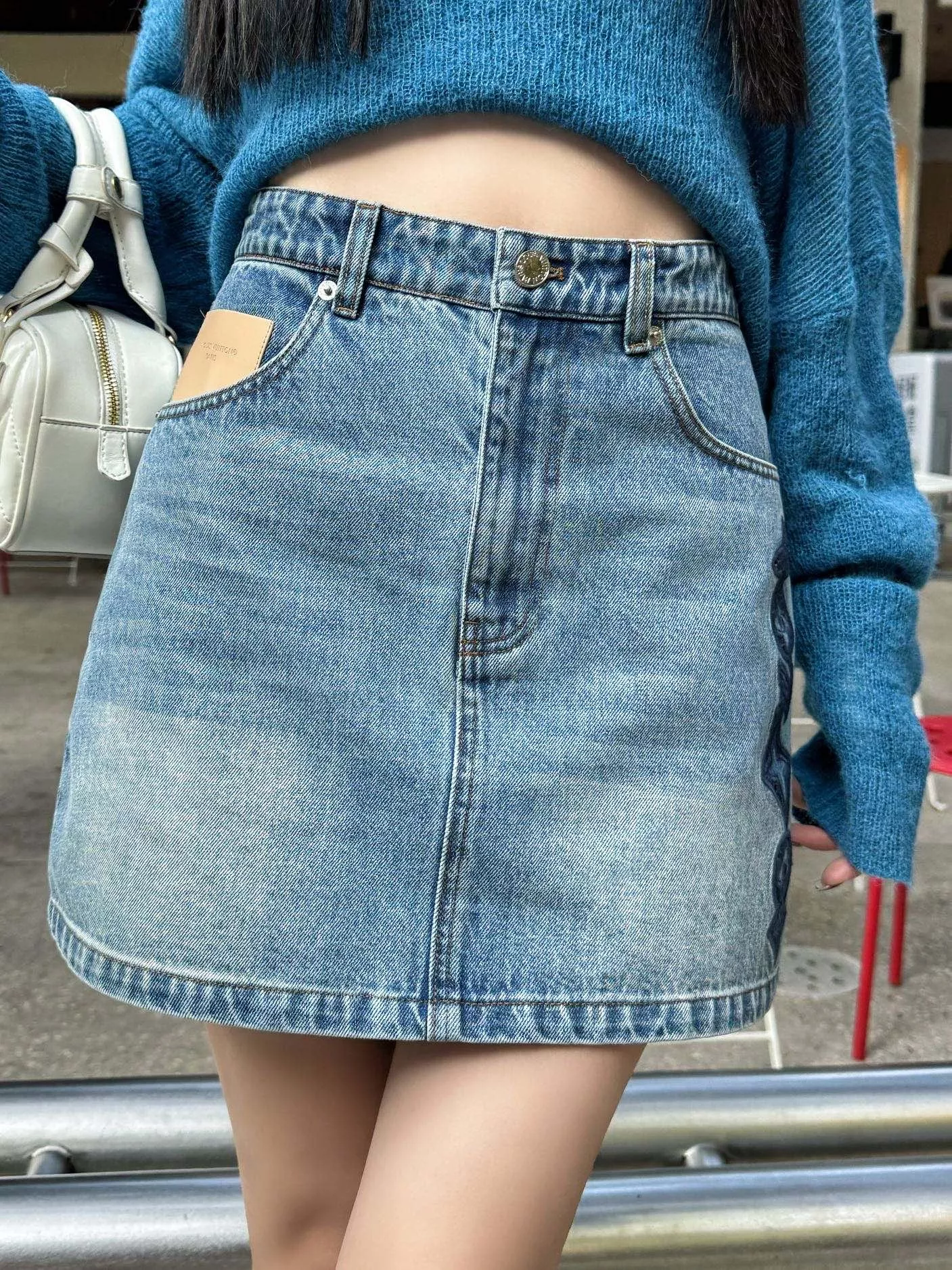 루이비통 워시드 자수 데님 스커트 상세 이미지 14