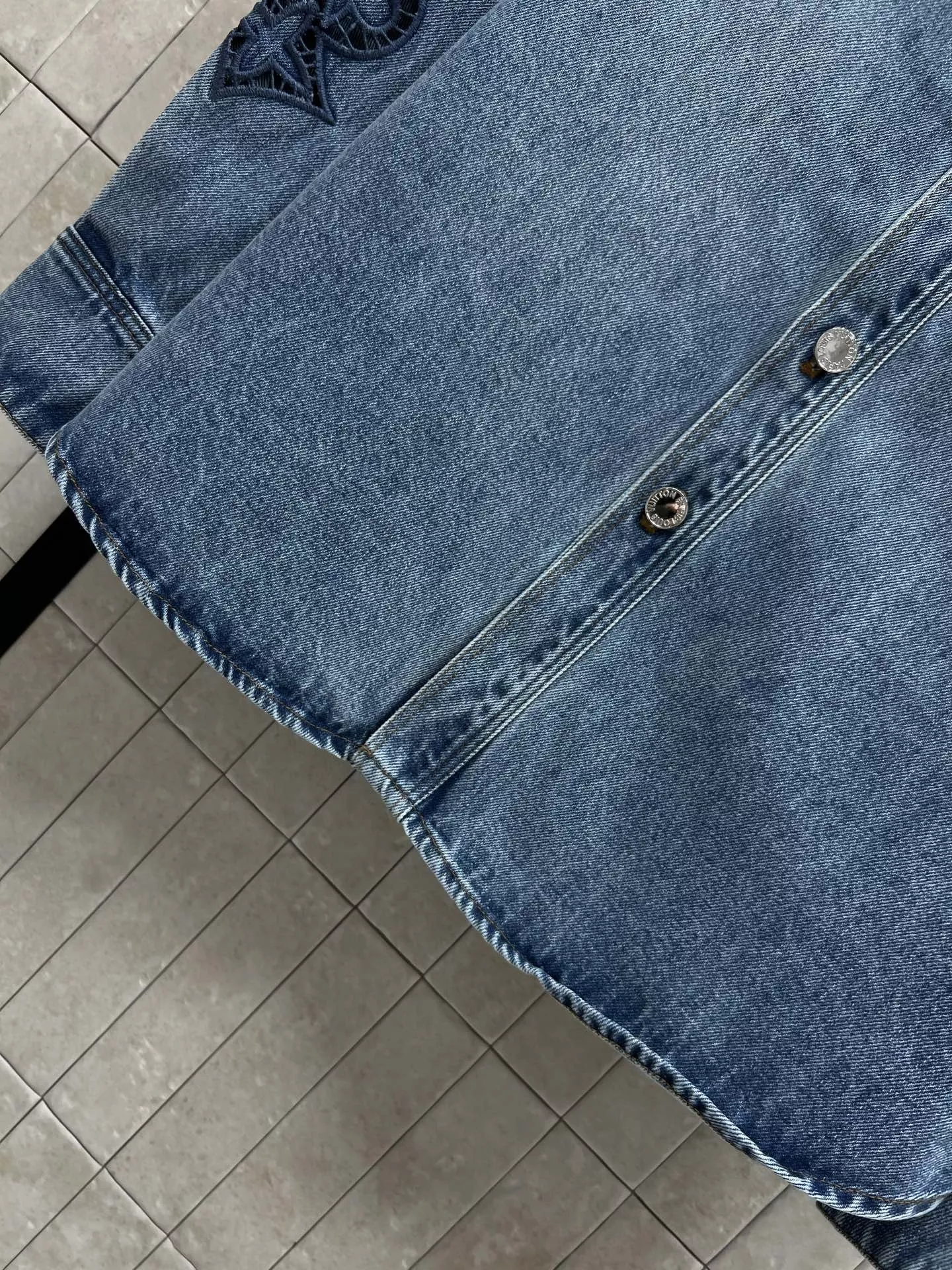 로에베 펀칭 자수 데님 셔츠 상세 이미지 3