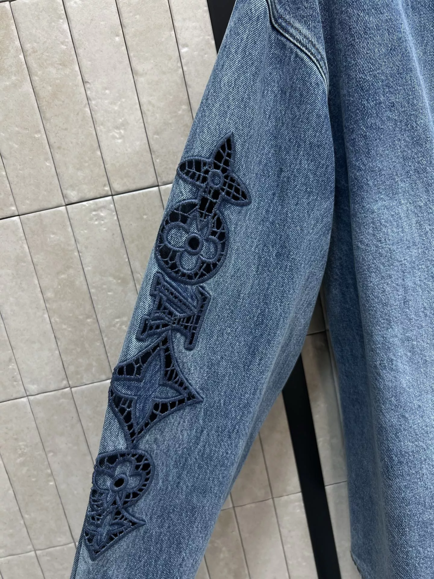 로에베 펀칭 자수 데님 셔츠 상세 이미지 5