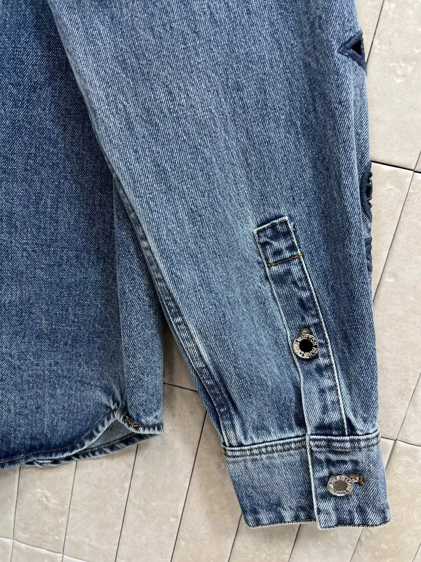 로에베 펀칭 자수 데님 셔츠 상세 이미지 6