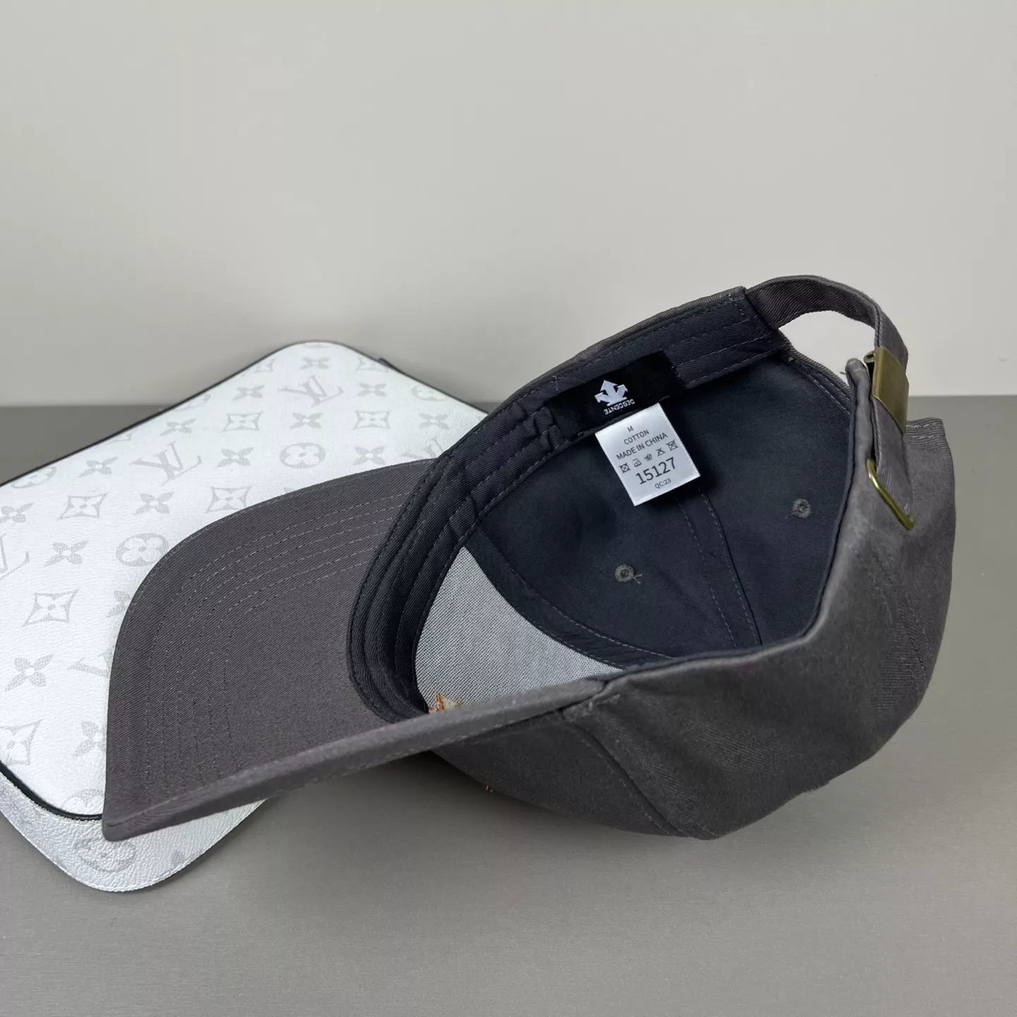 데상트 자수 로고 베이스볼 캡 상세 이미지 16