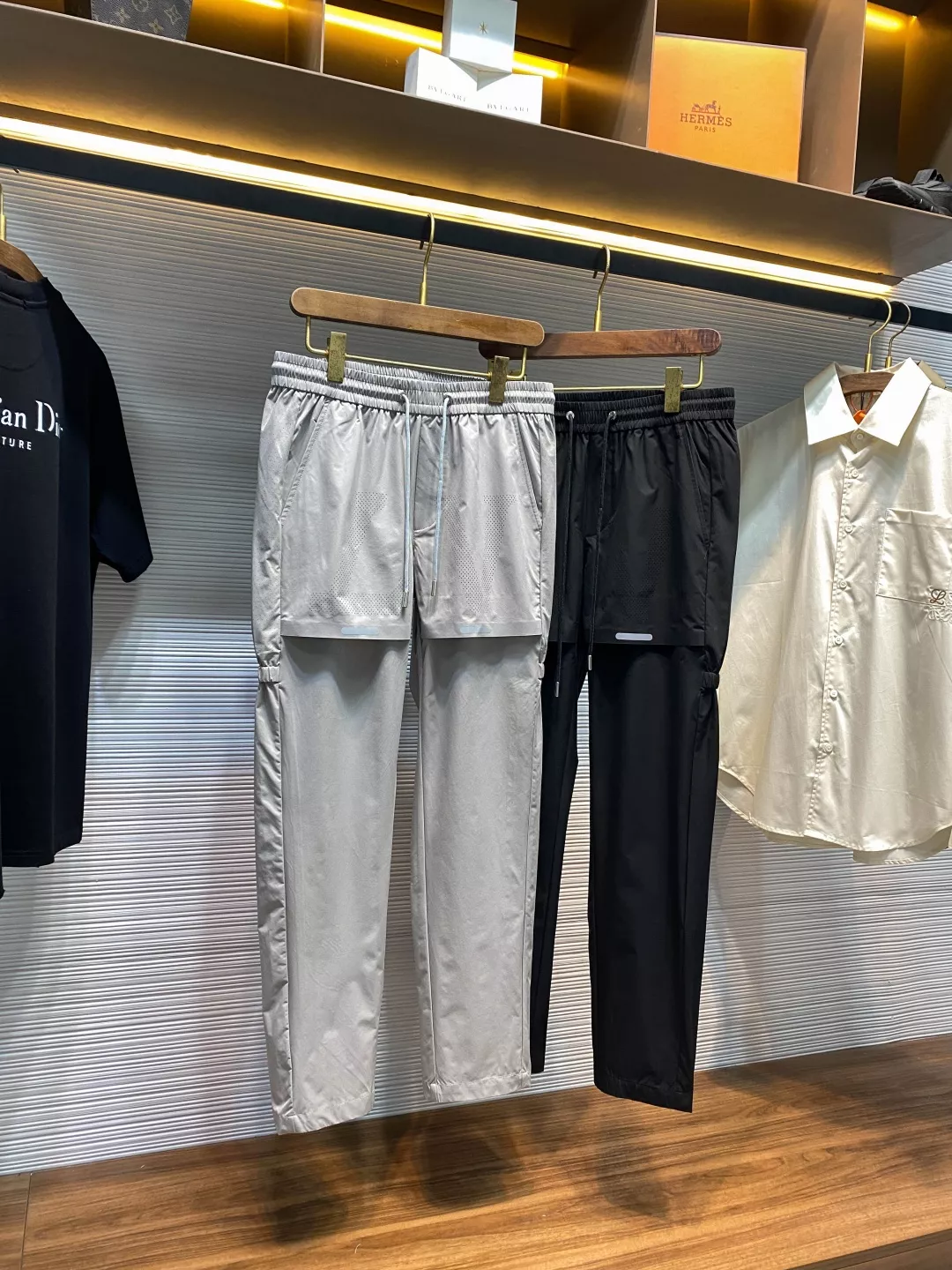 루이비통 메쉬 로고 반사 프린트 드로스트링 팬츠 상세 이미지 2