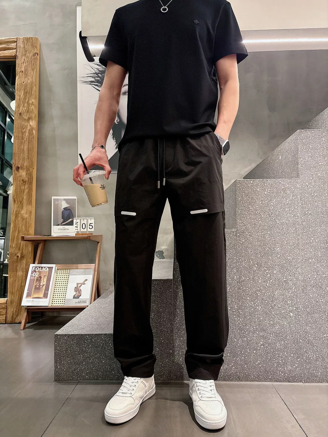 루이비통 메쉬 로고 반사 프린트 드로스트링 팬츠 상세 이미지 24