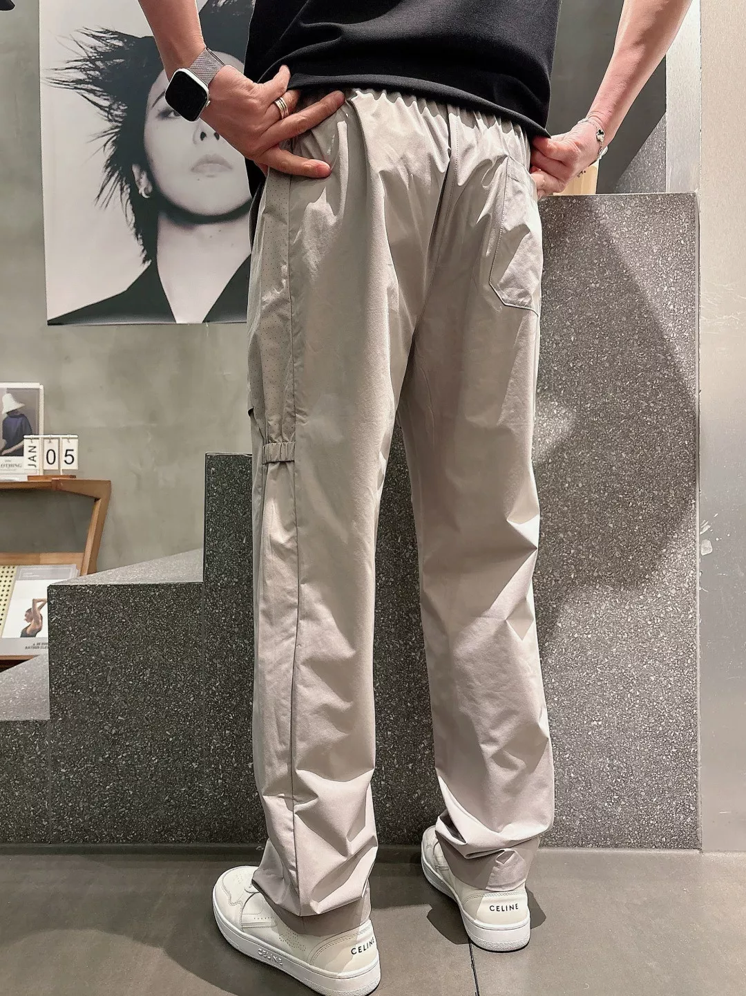 루이비통 메쉬 로고 반사 프린트 드로스트링 팬츠 상세 이미지 22