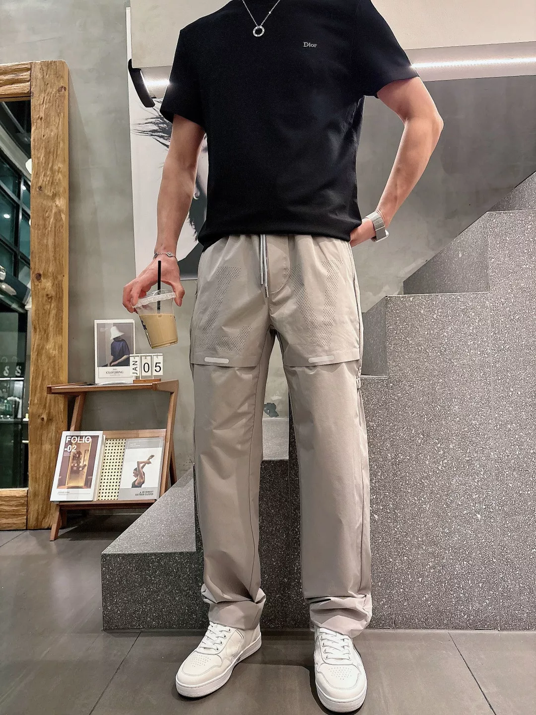 루이비통 메쉬 로고 반사 프린트 드로스트링 팬츠 상세 이미지 21