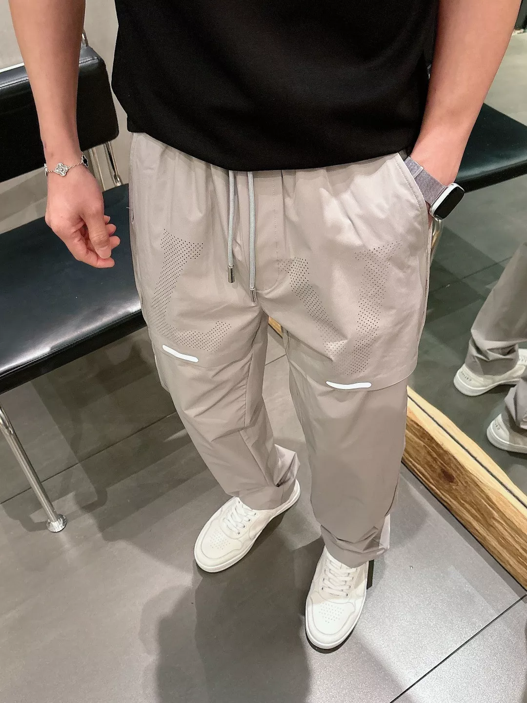 루이비통 메쉬 로고 반사 프린트 드로스트링 팬츠 상세 이미지 23