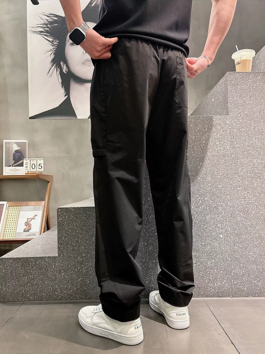 루이비통 메쉬 로고 반사 프린트 드로스트링 팬츠 상세 이미지 27