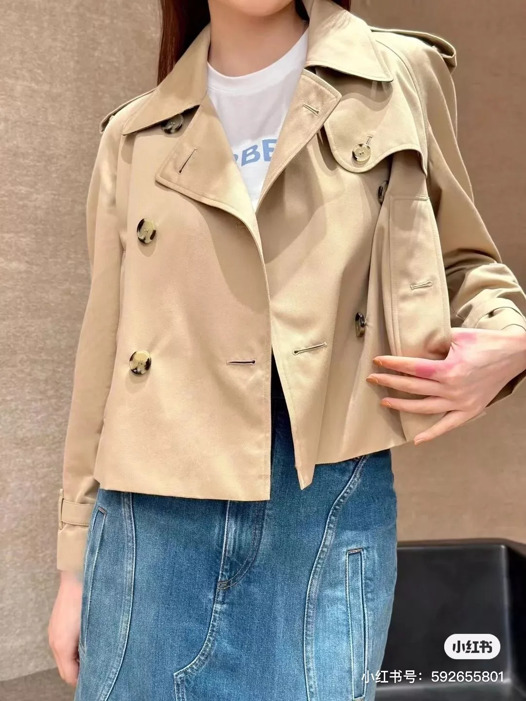 버버리 스탠드 카라 개버딘 숏 트렌치 코트 상세 이미지 75