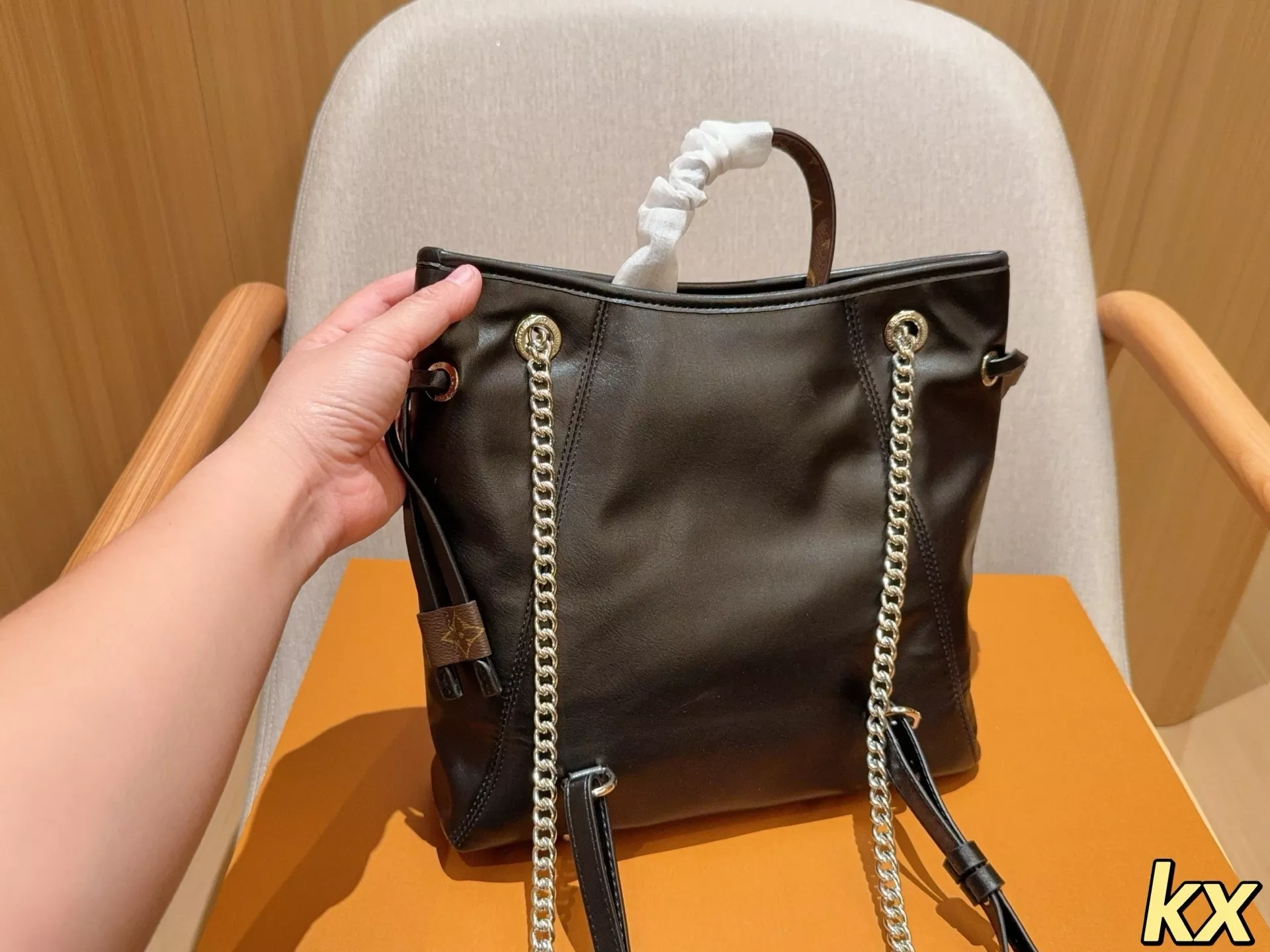 루이비통 블랙 드로스트링 체인 백 상세 이미지 4