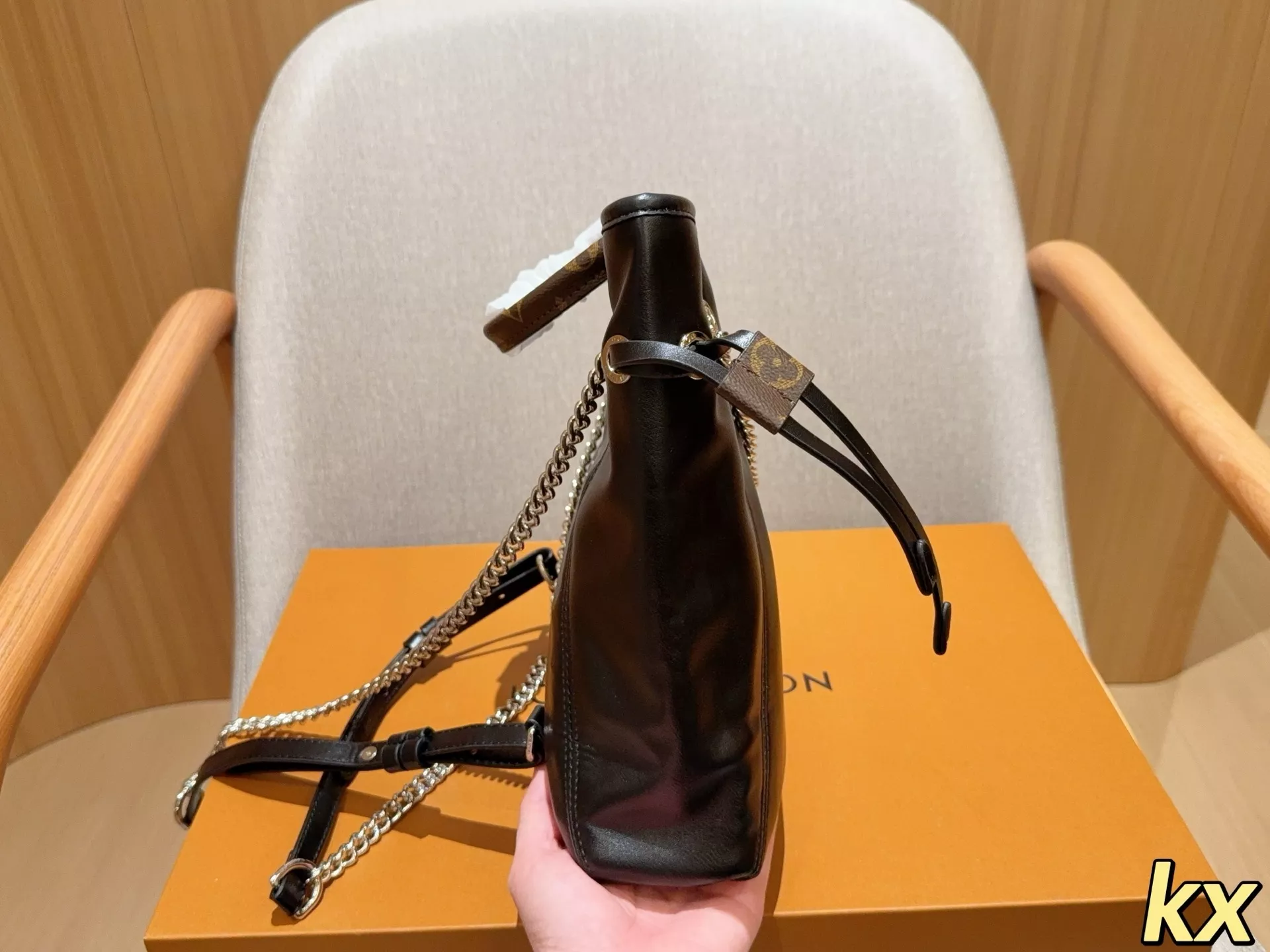 루이비통 블랙 드로스트링 체인 백 상세 이미지 5