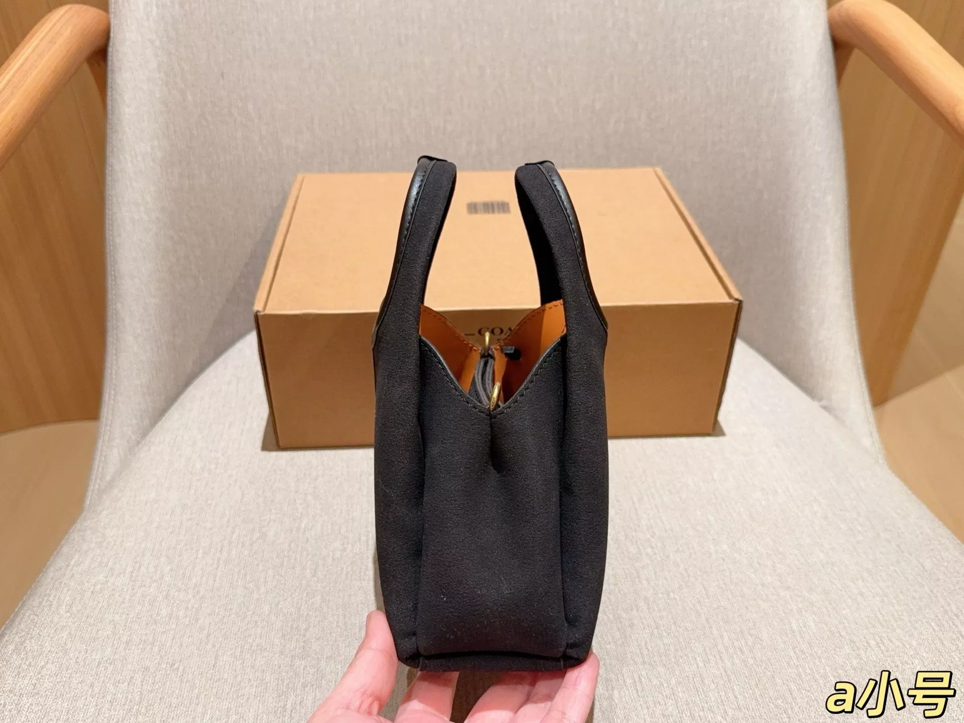 코치 라나 스웨이드 버킷 스타일 백 상세 이미지 5