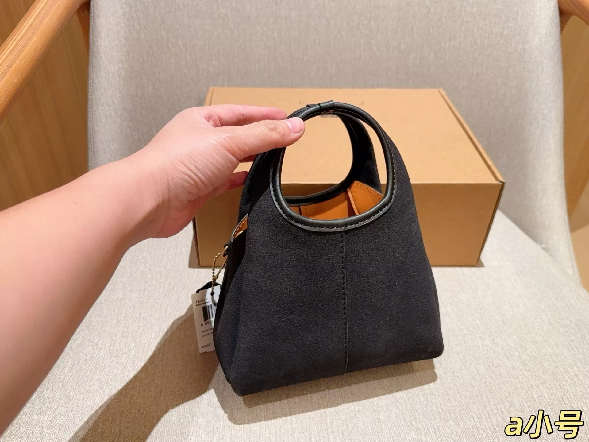 코치 라나 스웨이드 버킷 스타일 백 상세 이미지 4