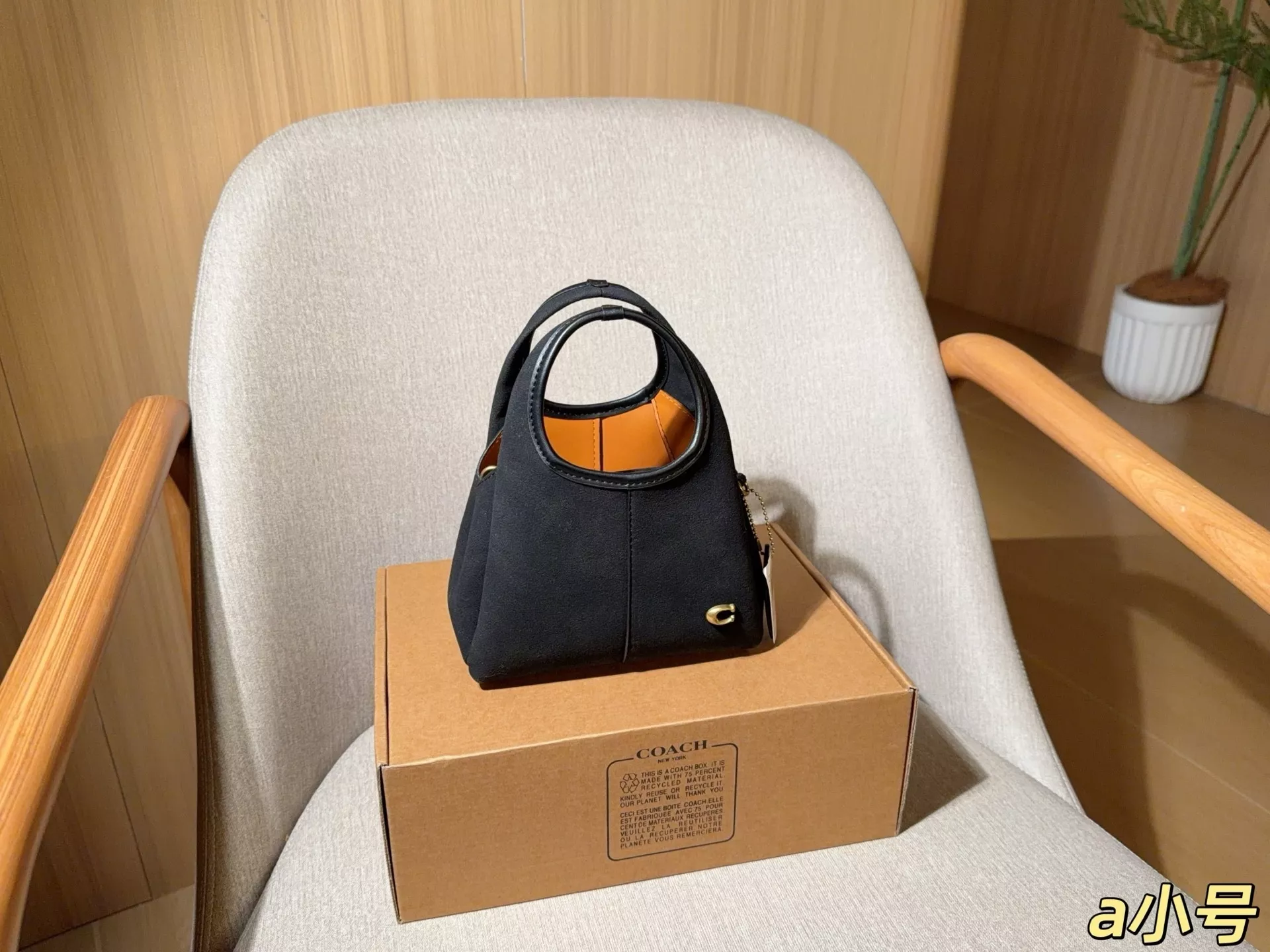 코치 라나 스웨이드 버킷 스타일 백 상세 이미지 1