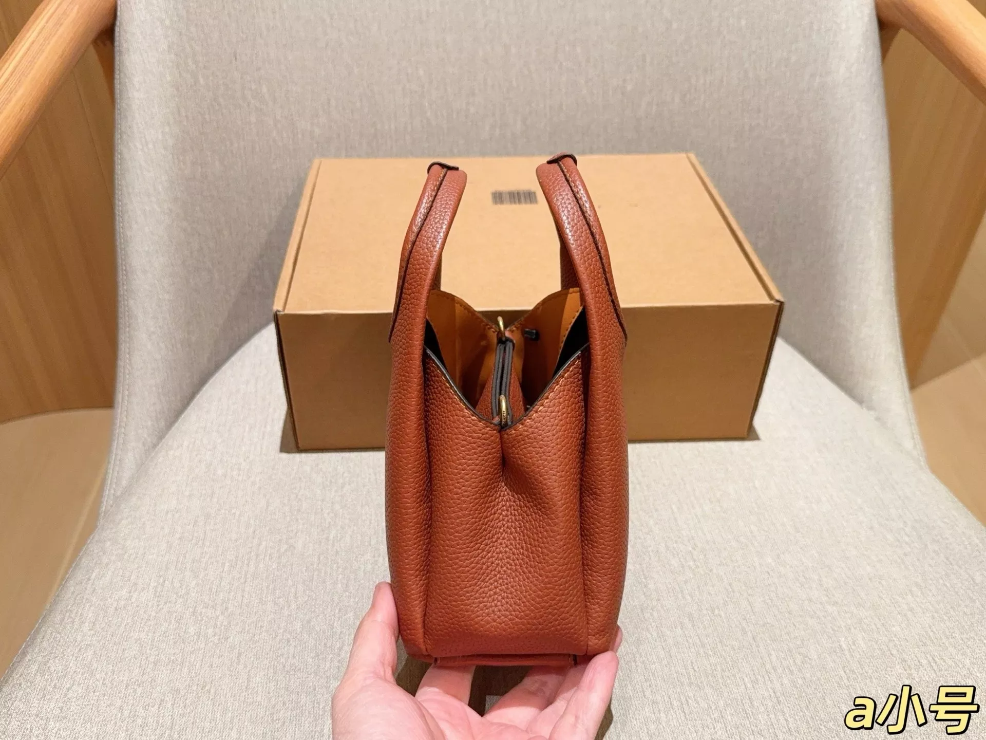 코치 라나 미니 버킷백 상세 이미지 5