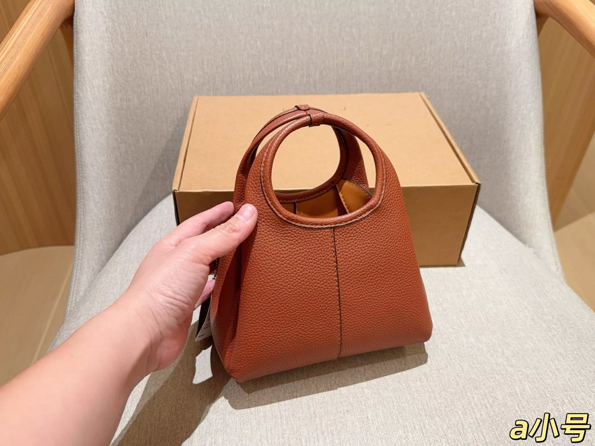 코치 라나 미니 버킷백 상세 이미지 4