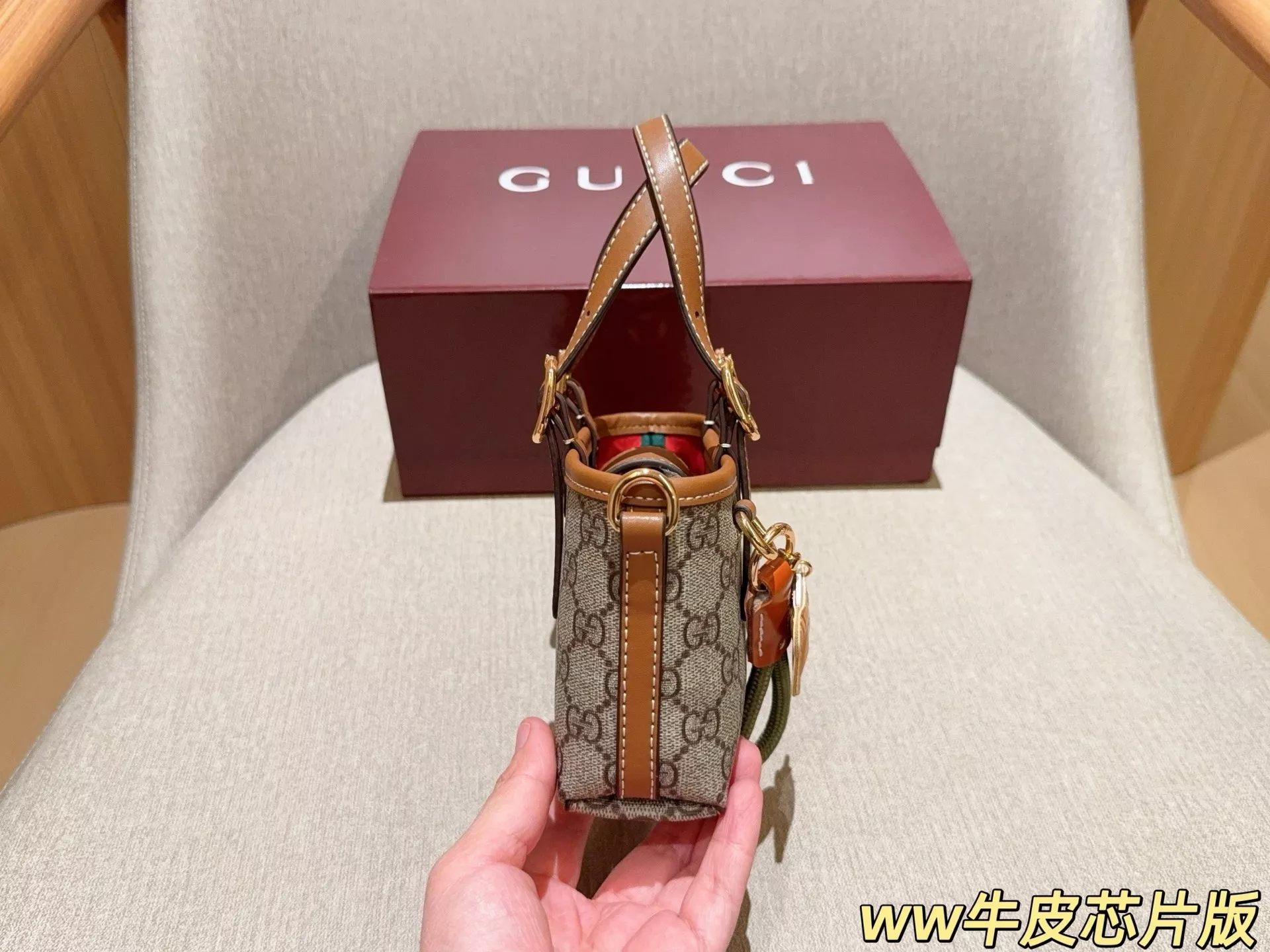 구찌 엠블럼 스몰 토트백 상세 이미지 5