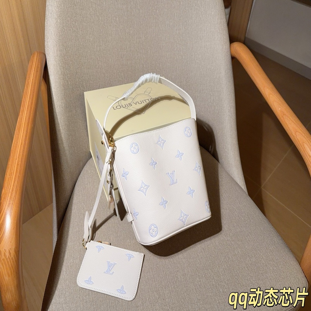 루이비통 엠보 모노그램 미니 버킷백