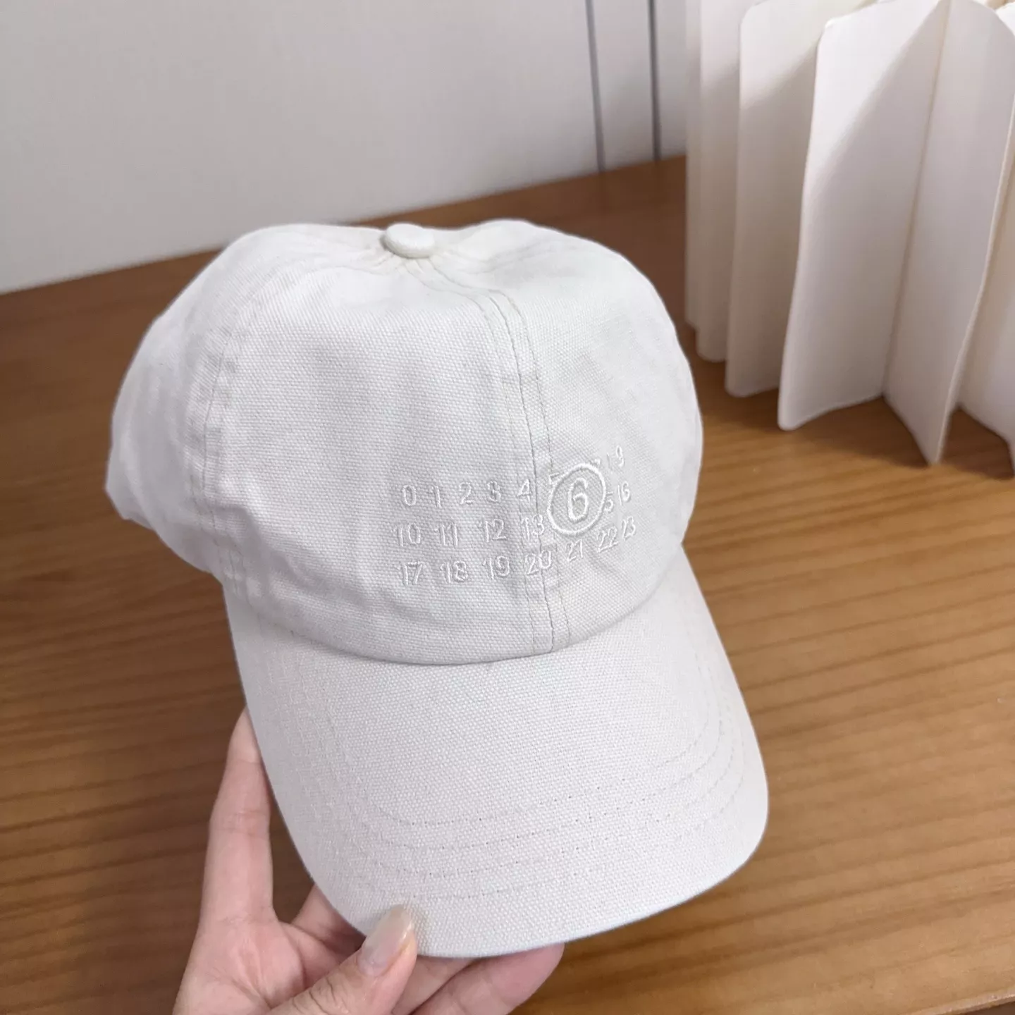 메종마르지엘라 MM6 로고 자수 베이스볼 캡 상세 이미지 6
