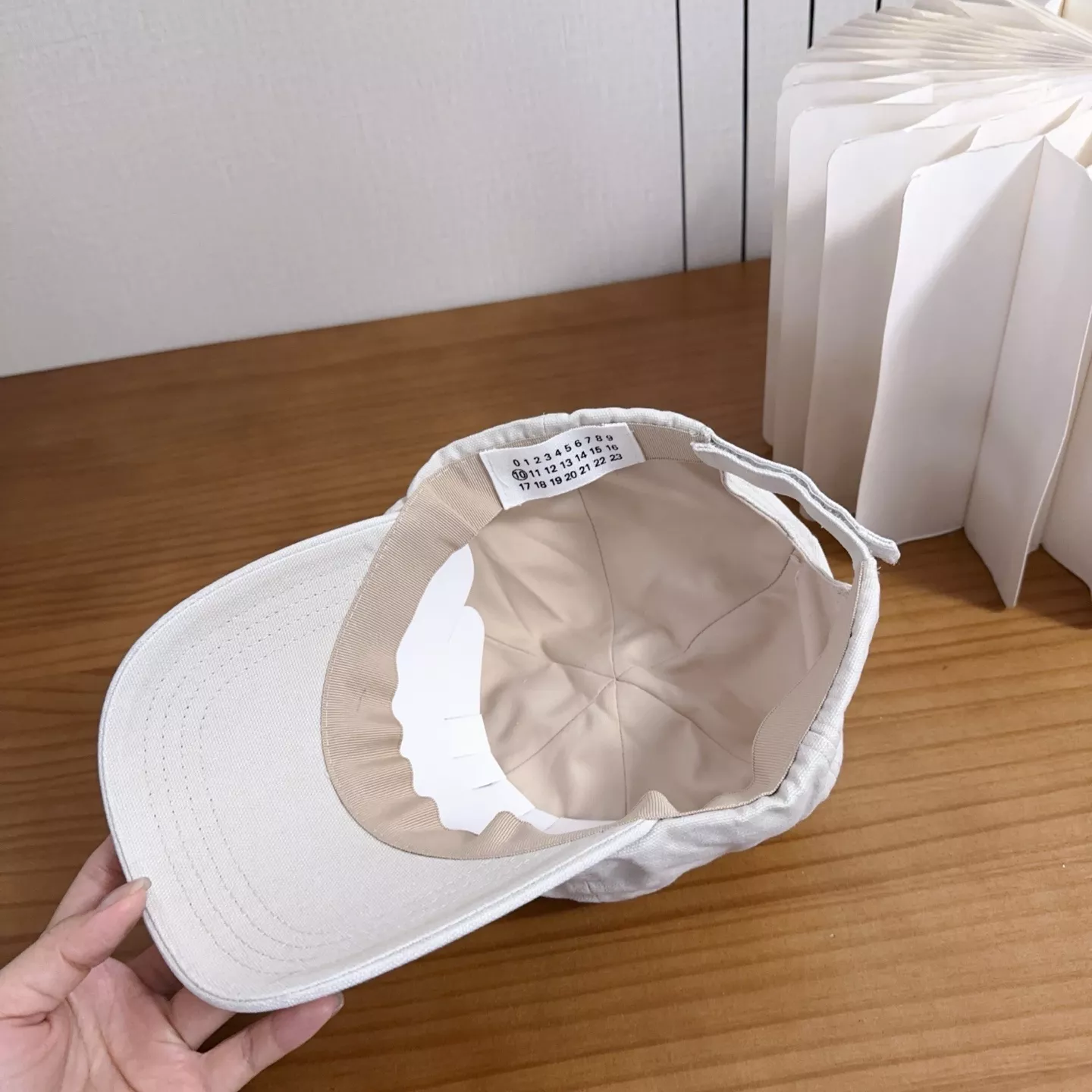 메종마르지엘라 MM6 로고 자수 베이스볼 캡 상세 이미지 8