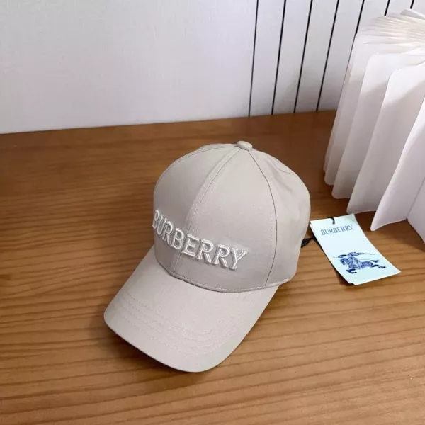 버버리 영문 로고 자수 볼캡
