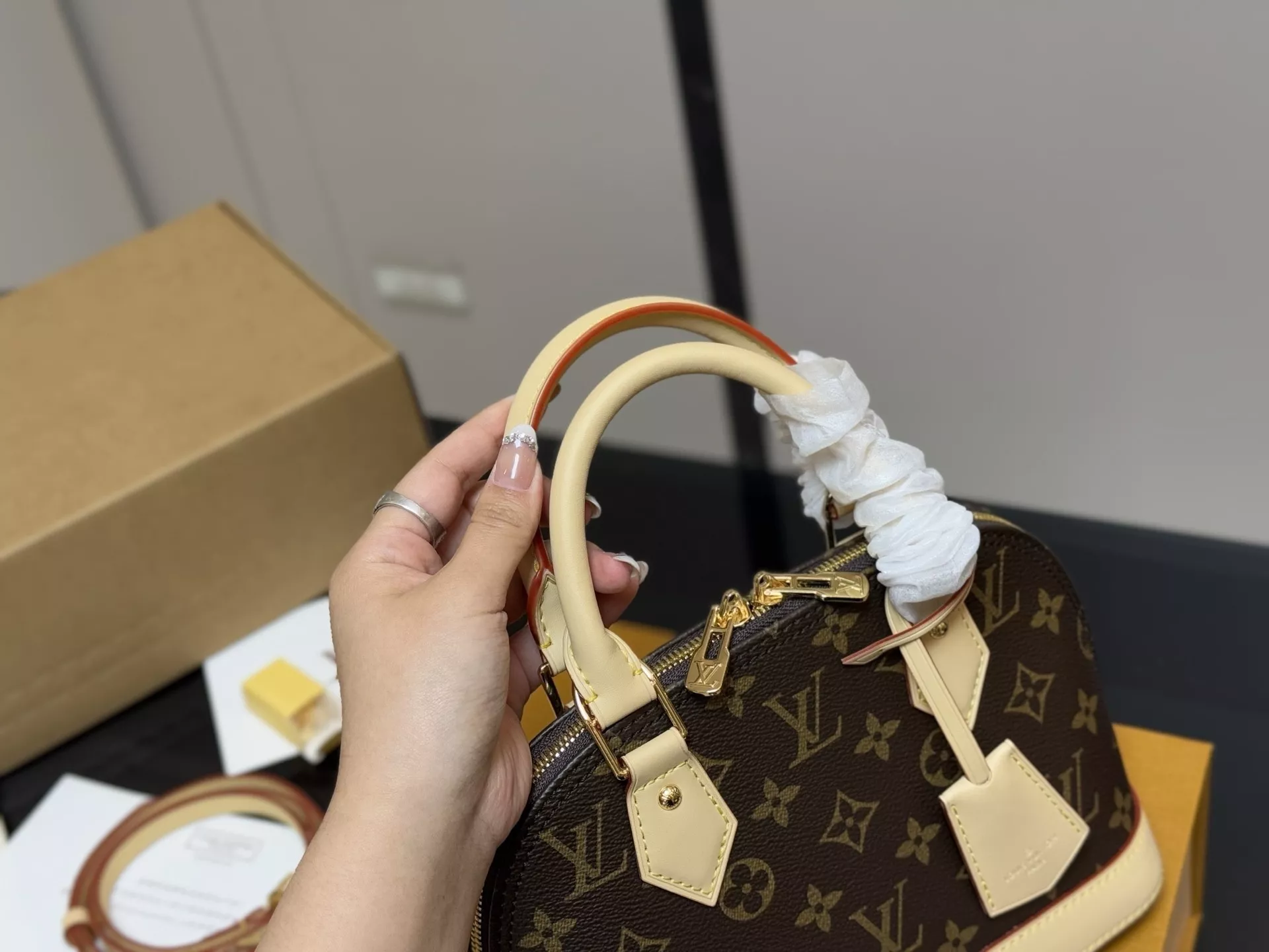 루이비통 모노그램 쉘 핸드백 상세 이미지 3