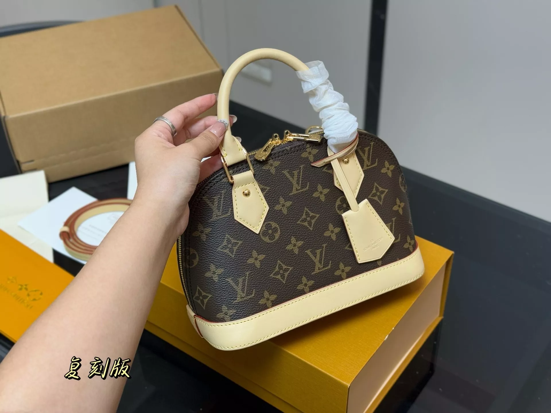 루이비통 모노그램 쉘 핸드백 상세 이미지 2