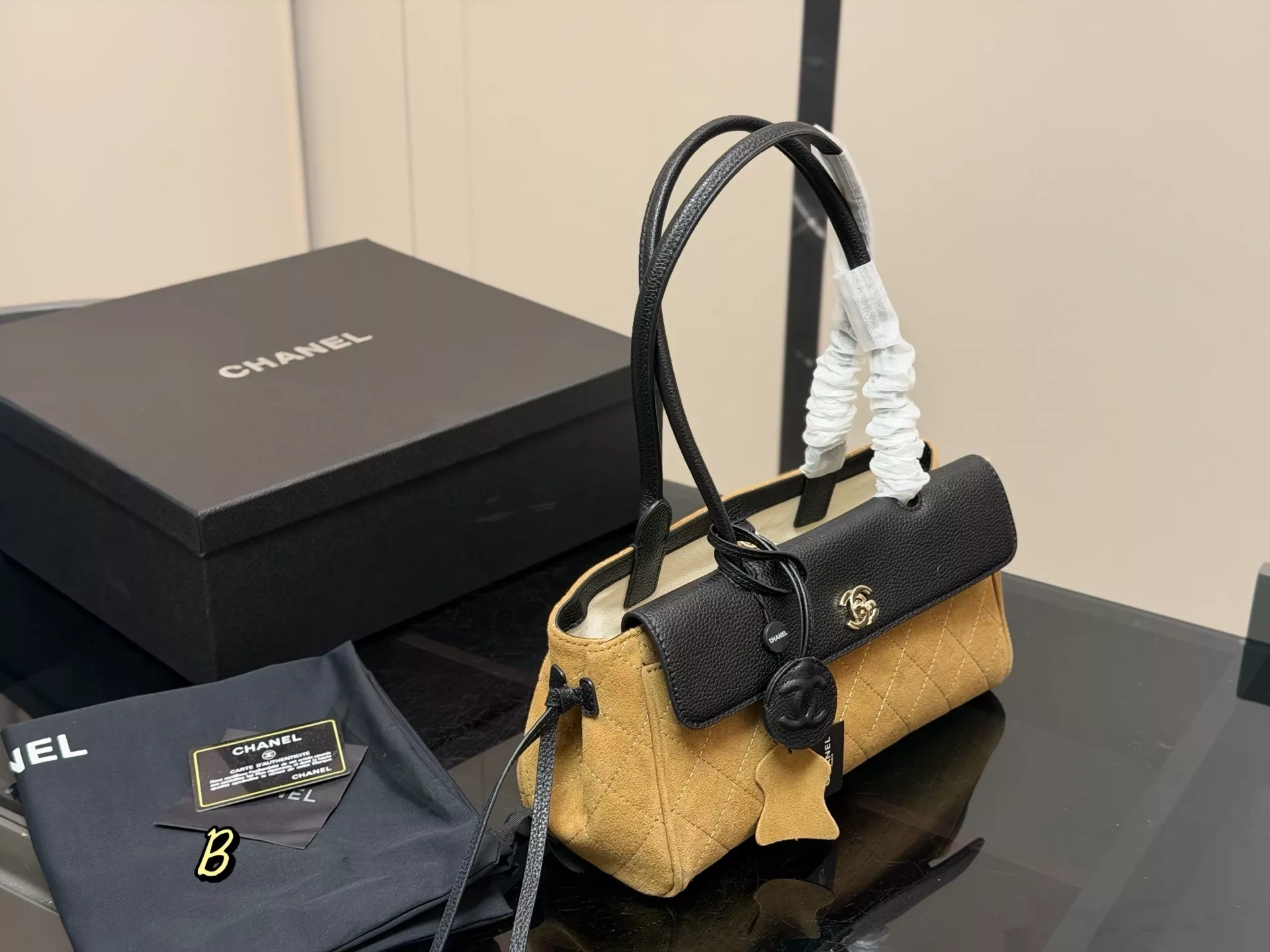 샤넬 퀼팅 레더 브리프백 상세 이미지 5