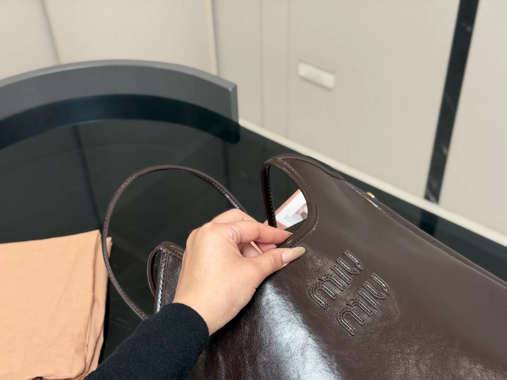 미우미우 아이비 와이드 토트백 상세 이미지 3