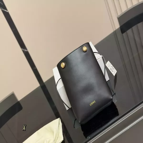 로에베 페블 파우치백