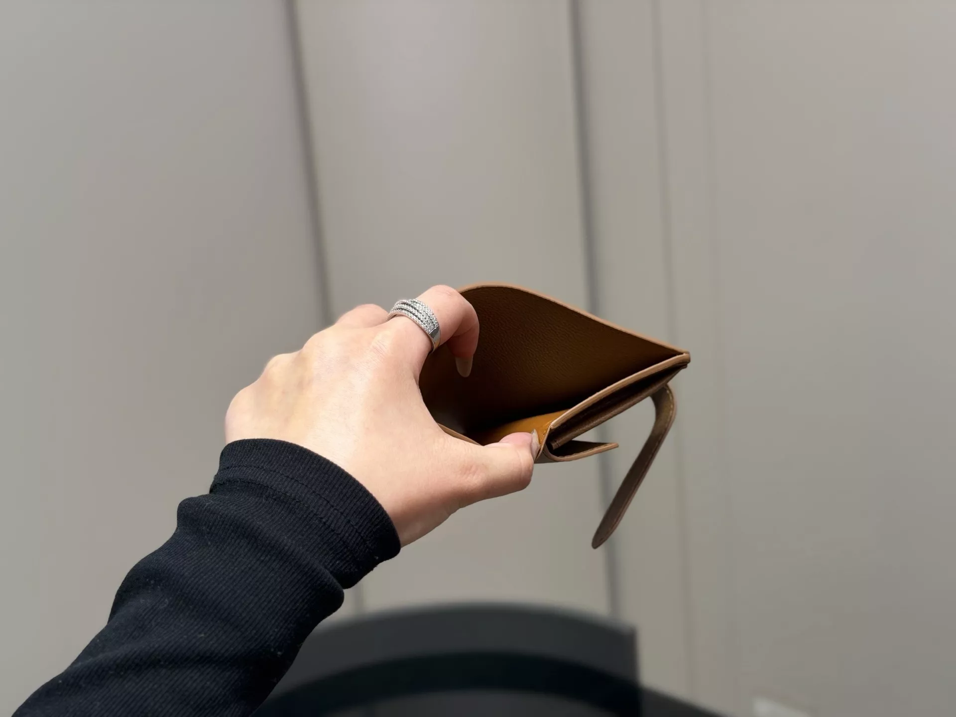 루이비통 락 장식 미니 지퍼 지갑 상세 이미지 4