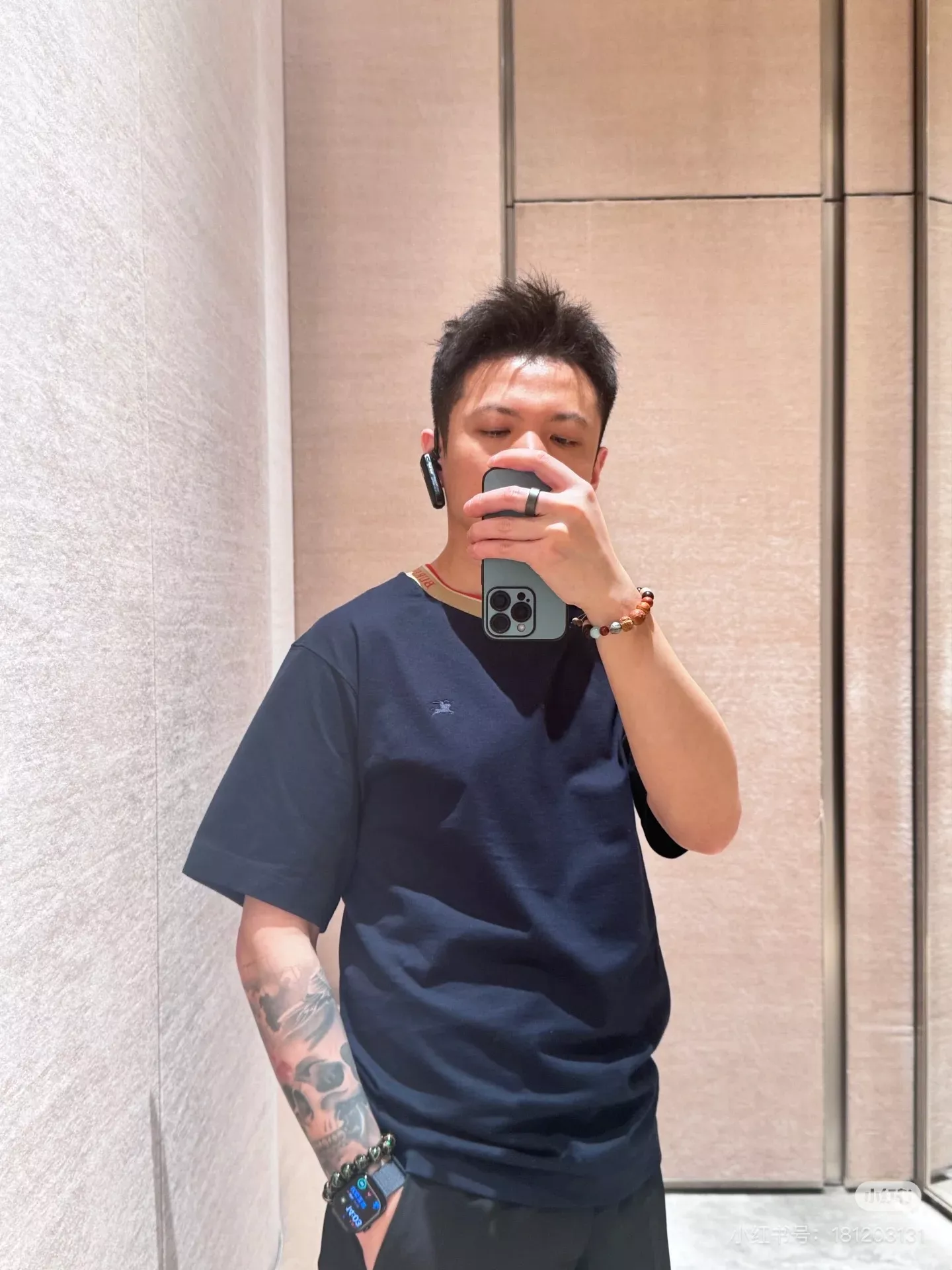 버버리 스트라이프 넥 EKD 자수 티셔츠 상세 이미지 46