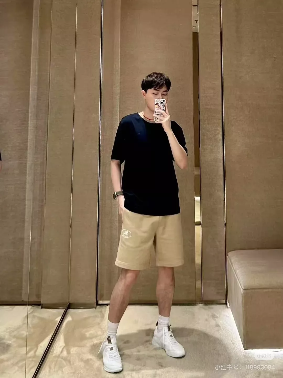 버버리 스트라이프 넥 EKD 자수 티셔츠 상세 이미지 44