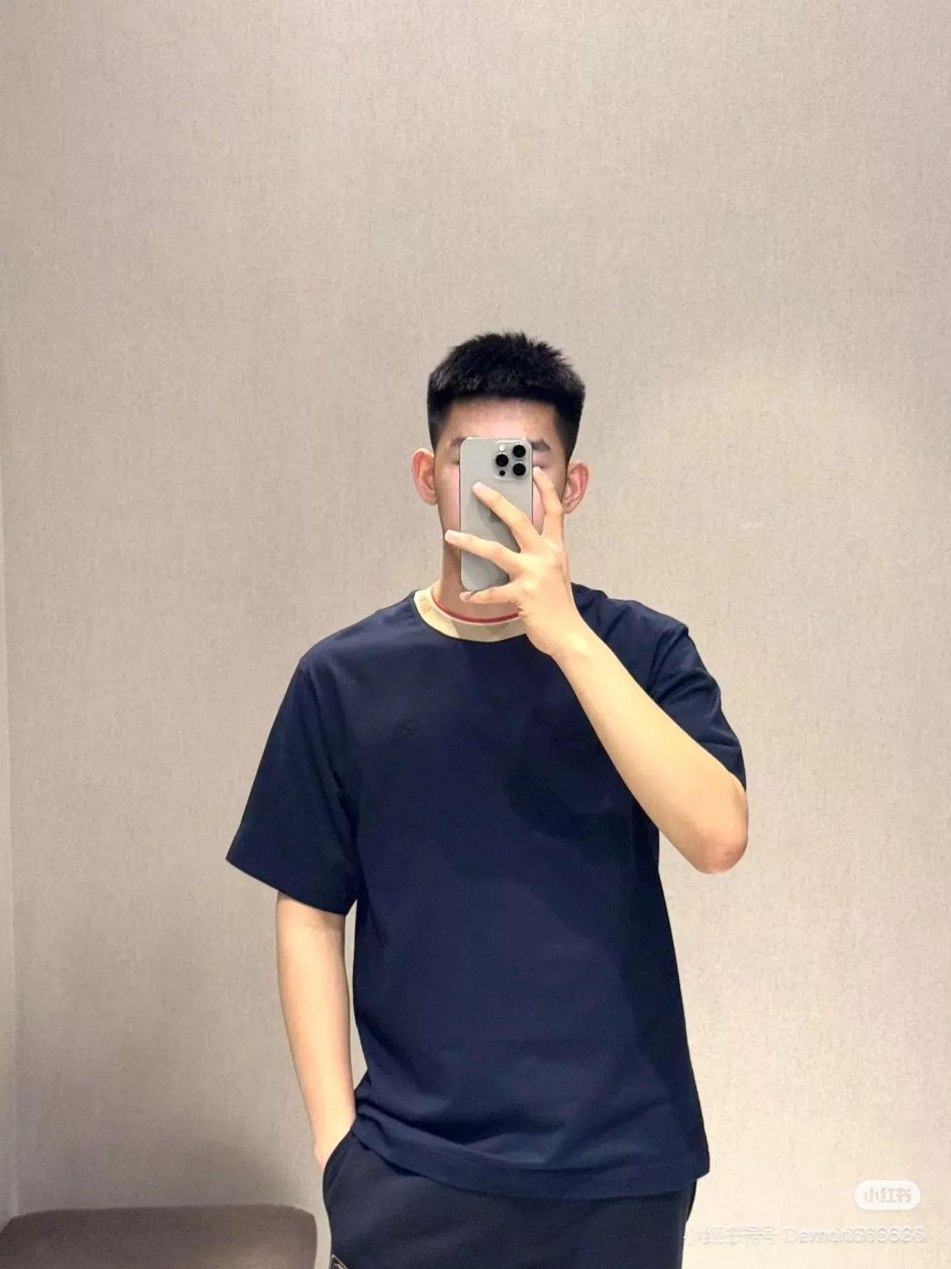 버버리 스트라이프 넥 EKD 자수 티셔츠 상세 이미지 49
