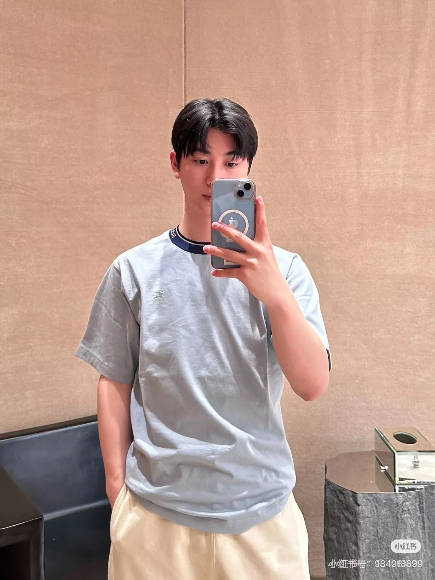 버버리 스트라이프 넥 EKD 자수 티셔츠 상세 이미지 27