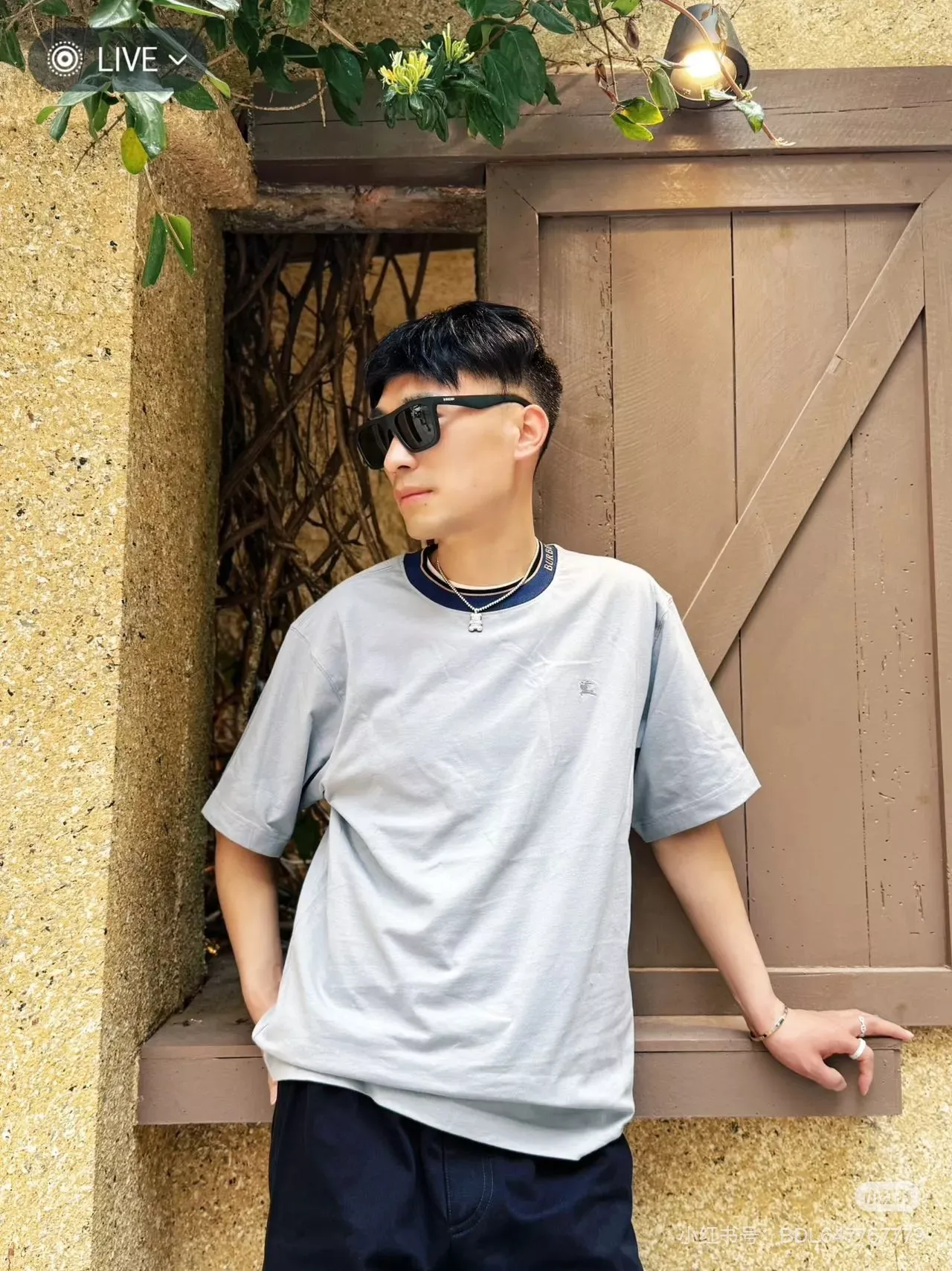 버버리 스트라이프 넥 EKD 자수 티셔츠 상세 이미지 25