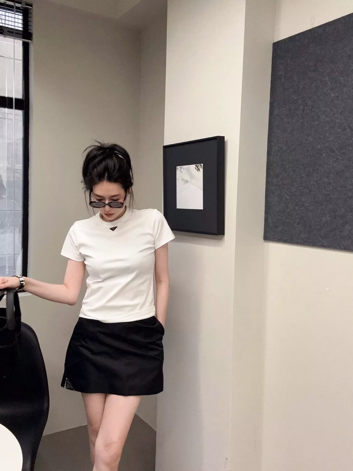 프라다 삼각 로고 슬림핏 반소매 티셔츠 상세 이미지 19
